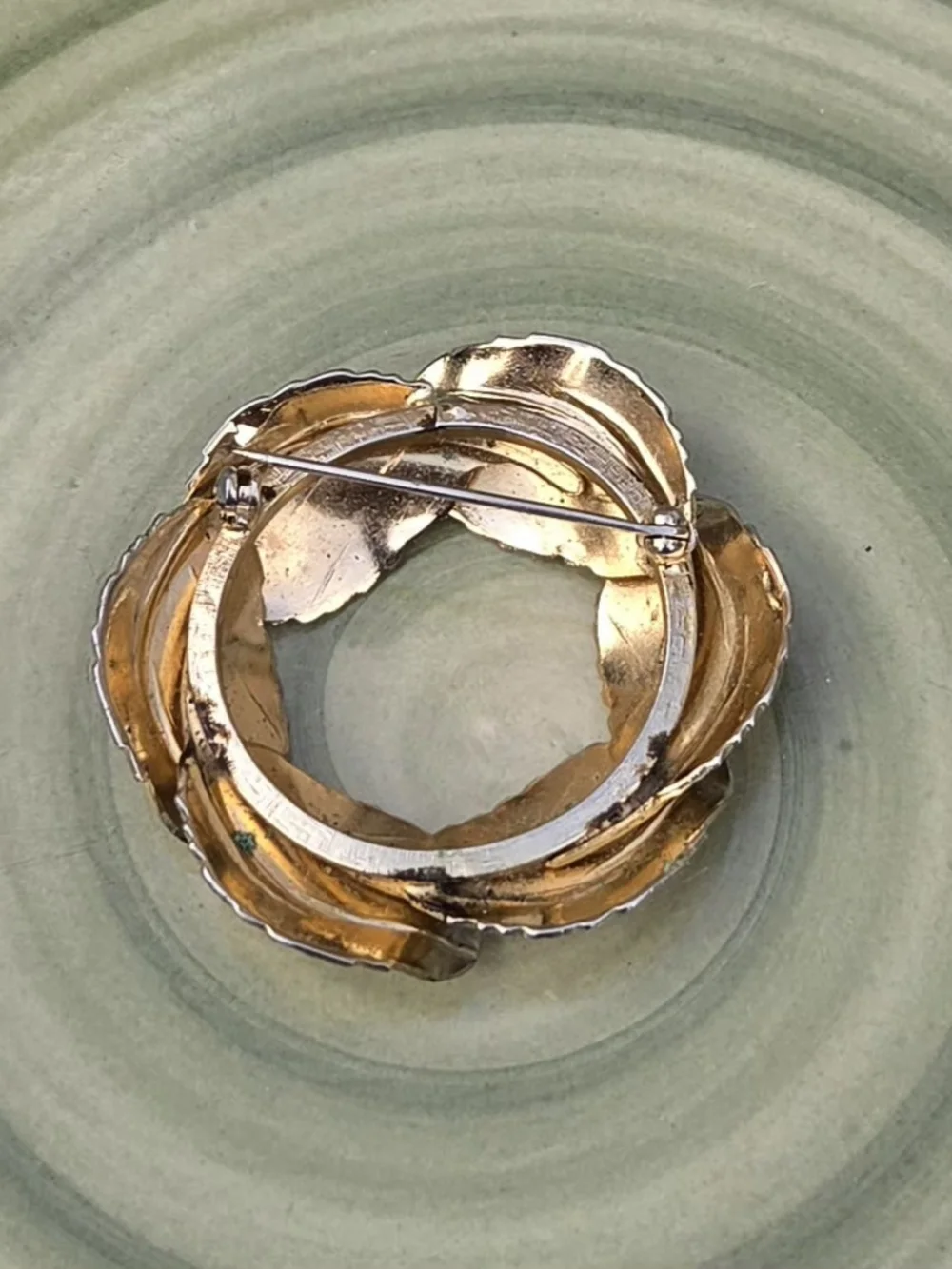BUYER'S CHOICE VINTAGE BROOCH